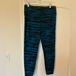 Women’s Old Navy Active Go-Dry Camo Blue Fitted Leggings, Size Large